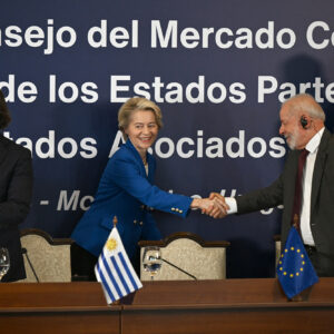 European Commission President Ursula von der Leyen shakes hands with Brazil's President Luiz Inacio Lula da Silva next to Uruguay's President Luis Lacalle Pou (L) and Paraguay's President Santiago Pena (R) during the LXV Mercosur Summit in Montevideo on December 6, 2024. Photo: AFP/ANP