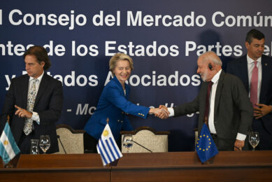 European Commission President Ursula von der Leyen shakes hands with Brazil's President Luiz Inacio Lula da Silva next to Uruguay's President Luis Lacalle Pou (L) and Paraguay's President Santiago Pena (R) during the LXV Mercosur Summit in Montevideo on December 6, 2024. Photo: AFP/ANP