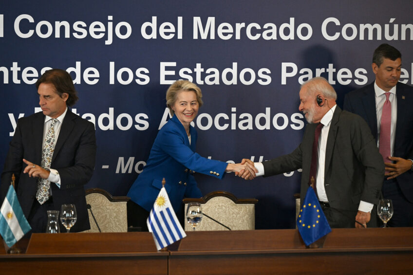 European Commission President Ursula von der Leyen shakes hands with Brazil's President Luiz Inacio Lula da Silva next to Uruguay's President Luis Lacalle Pou (L) and Paraguay's President Santiago Pena (R) during the LXV Mercosur Summit in Montevideo on December 6, 2024. Photo: AFP/ANP